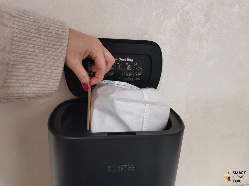 Извлечение пылесборника со станции самоочистки iLife T10s